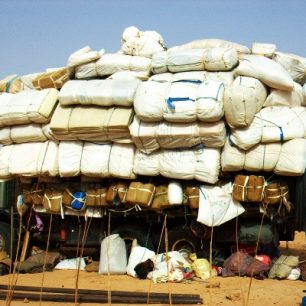 Z Kufry vyjíždějí kilometry dlouhé kolony obrovských tahačů naložené tisícovkami pytlů s obilím