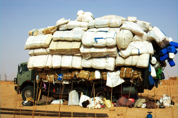 Z Kufry vyjíždějí kilometry dlouhé kolony obrovských tahačů naložené tisícovkami pytlů s obilím