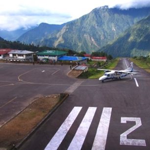 Z himálajského nebe vypadá letiště jako nicotný černý flíček uprostřed strmých hor