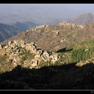 Nejen v pohoří Bura stojí jemenské vesnice na hřebenech či vrcholcích hor, Jemen