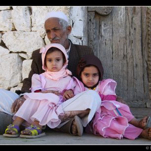 Dědeček s vnučkami v burské vesnici, jejich otec pracuje v Egyptě, Jemen