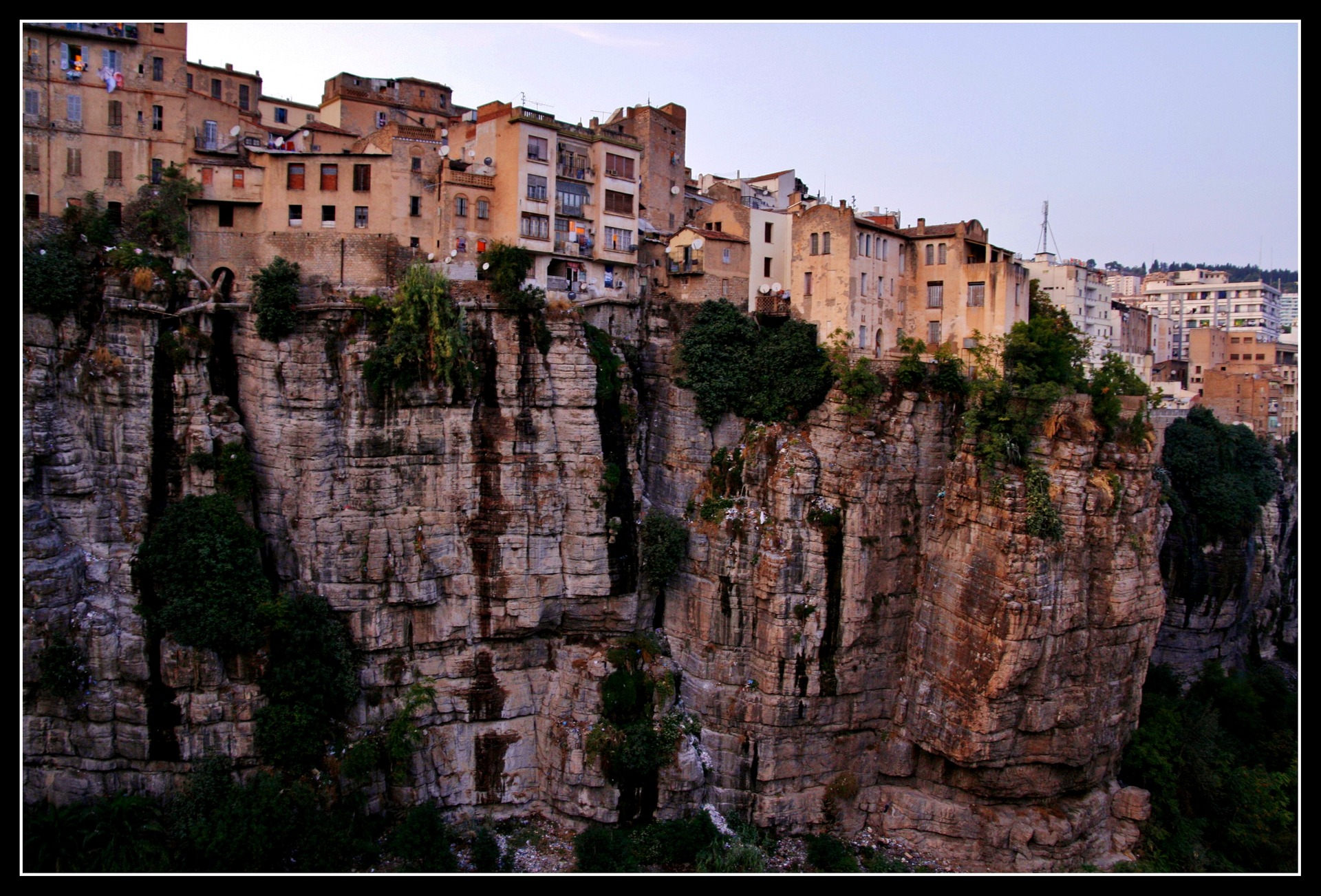 Domy nad soutěskou Rumel, Constantine