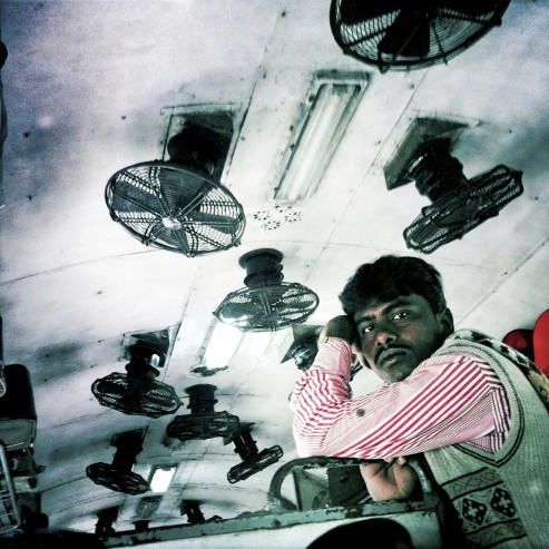 Elektrické větráky na stropě vlaku, Indie