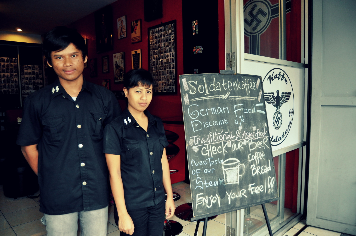 Číšníci s uniformou SS