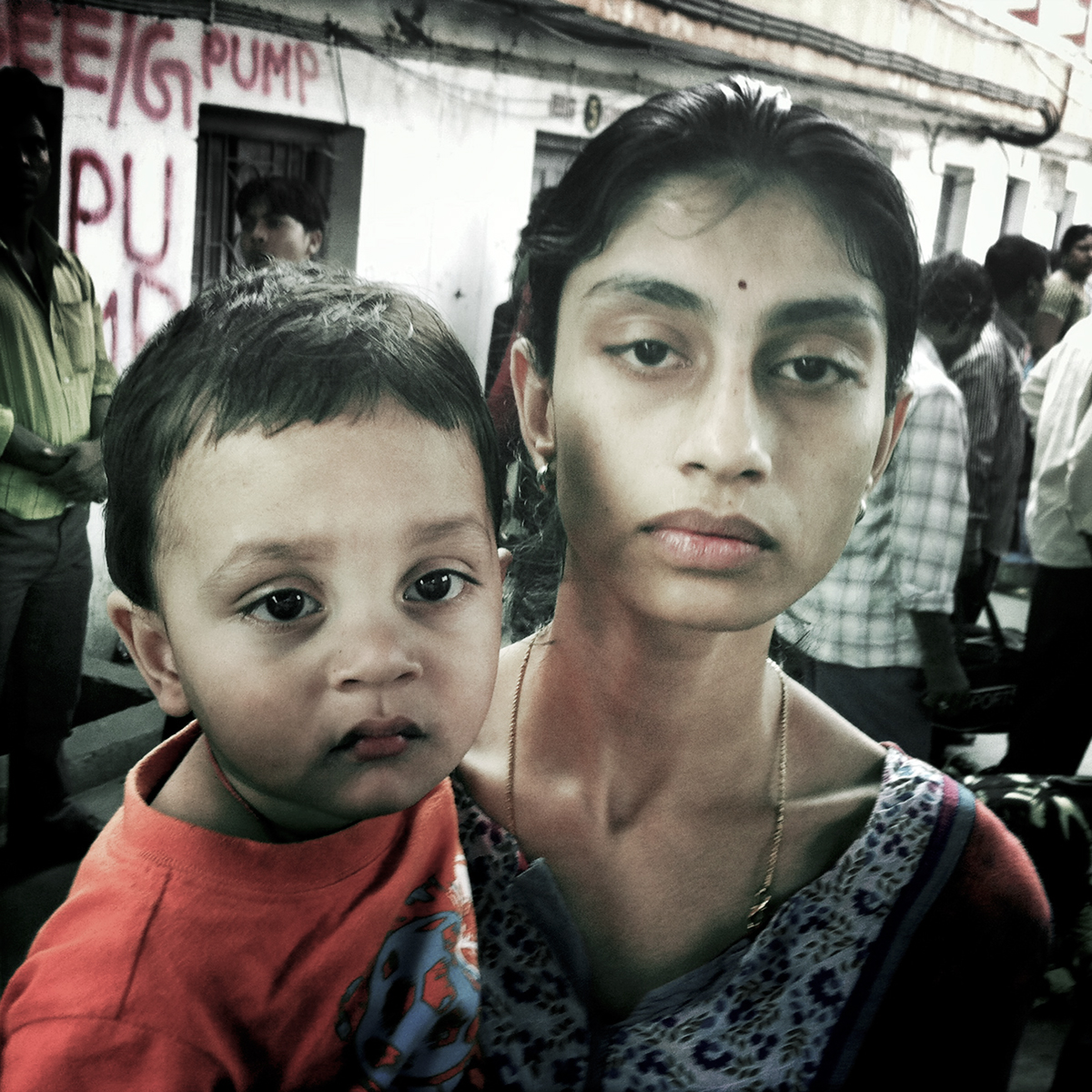 Lidé čekající na nádraží v Bombaji, Indie