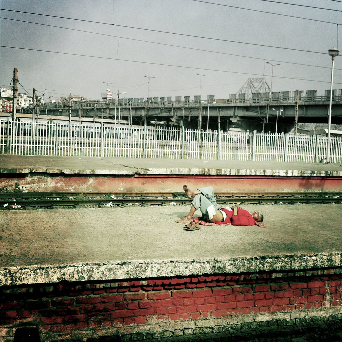 odpočinek na nádraží v Bombaji, Indie