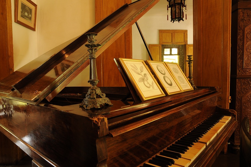 koloniální dům zátiší s klavírem