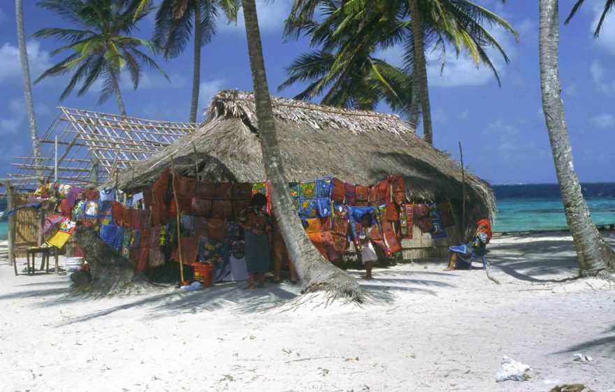 Souostroví San Blás - obydlí indiánů Kuna, Panama