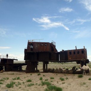Vrak lodi na bývalém dně Aralského jezera u vesnice Žalaneš