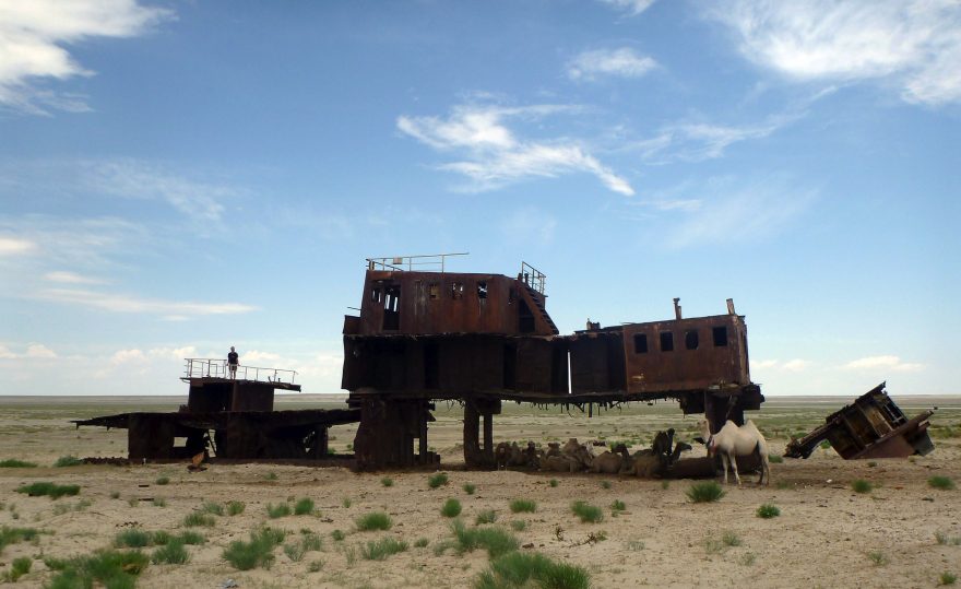Vrak lodi na bývalém dně Aralského jezera u vesnice Žalaneš