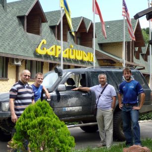 Naše fotografie s majitelem hotelu v Almaty, která teď visí na zdi vedle recepce