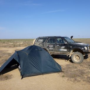 Stanování ve stepi západního Kazachstánu