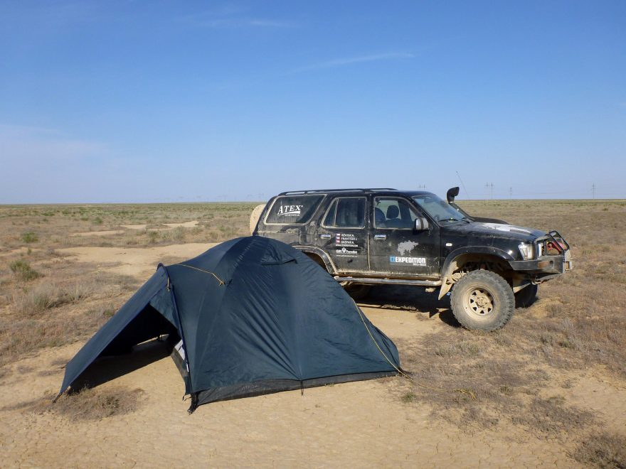 Stanování ve stepi západního Kazachstánu