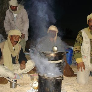Beduíni nám vaří večeři, Tunisko