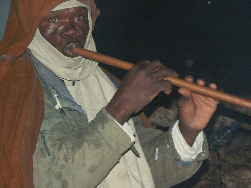 Velbloudář u večerního ohně, Tunisko