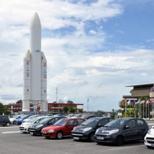 Před kosmickým centrem je vystavený model rakety Ariane 5 