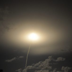 Raketa mizí v oblacích