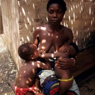 Matka (otrokyně fetiše) se dvěma dětmi před jejich domovem v ghanské provincii Volo, Ghana