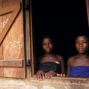 Mladé dívky, někdy i dvouleté, jsou rodinami vydávány knězům jako odplata za zločiny