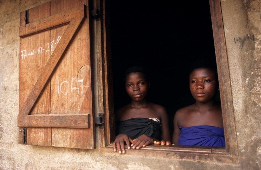 Mladé dívky, někdy i dvouleté, jsou rodinami vydávány knězům jako odplata za zločiny