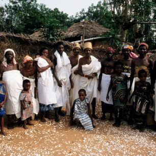 Otrokyně fetiše se svými dětmi a knězi v provincii Volo v Ghaně