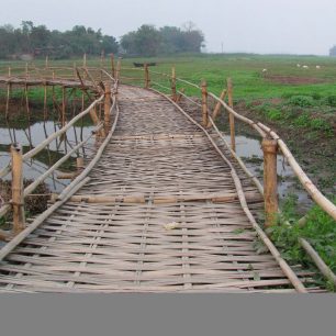 Most vdoucí k sátře Auniati, Indie