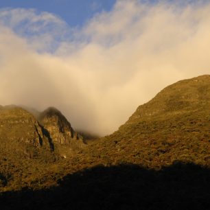 Konec dne přichází na rovníku rychle a celoročně téměř ve stejnou hodinu. 