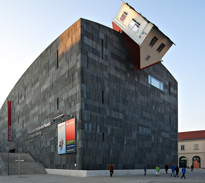 Erwin Wurm: House Attack, Vídeň, Rakousko