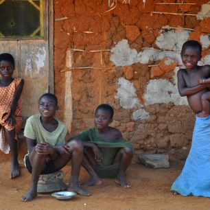 Děti v Ghaně se starají o své sourozence a pomáhají rodičům