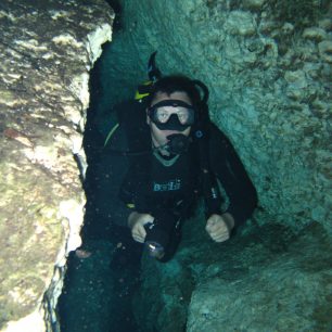 Úzký průchod v Cenote Eden, Mexiko