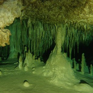 Krápníková výzdoba v Cenote Dos Ojos, Mexiko