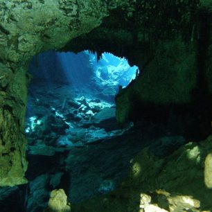 Cesta ven z Cenote Dos Ojos, Mexiko