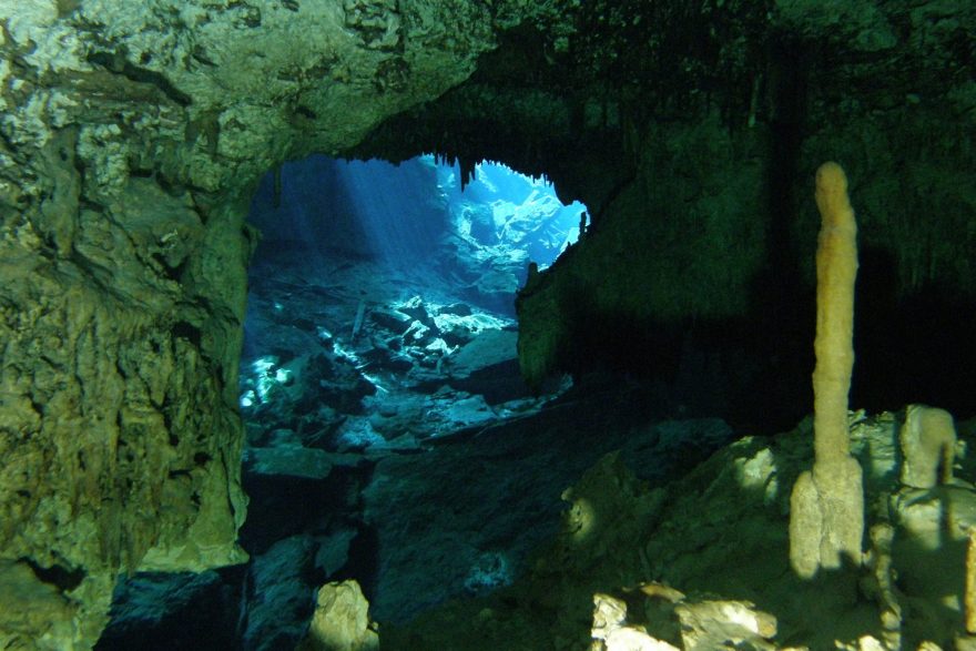 Cesta ven z Cenote Dos Ojos, Mexiko