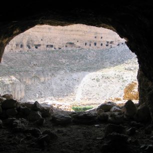 Vydlabaná obydlí v obruku Cirali, Turecko