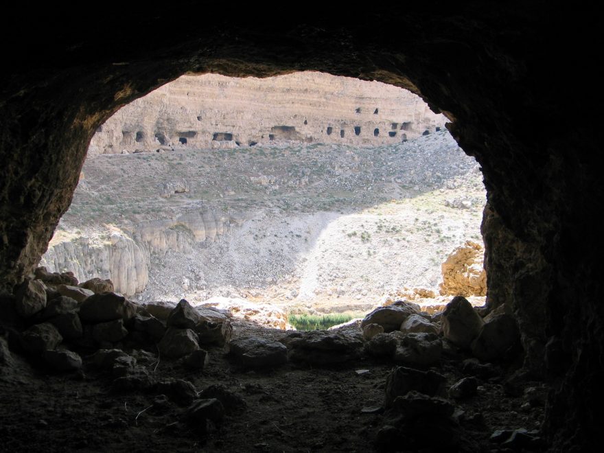 Vydlabaná obydlí v obruku Cirali, Turecko