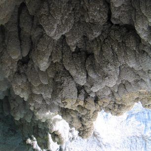 Vápencové útvary v obruku Cirali, Turecko