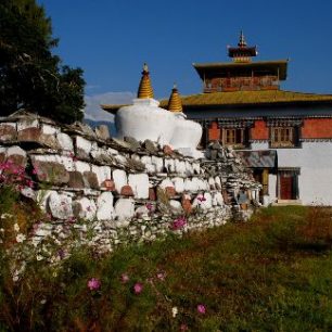 Indie, Sikkim, Zídka s vytesanými mantrami