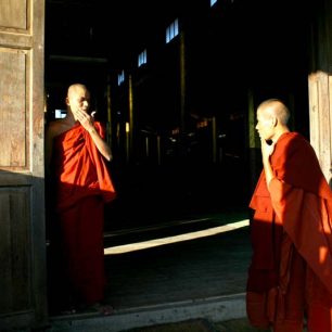 Dlouhé stíny v Barmě