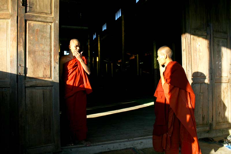 Dlouhé stíny v Barmě