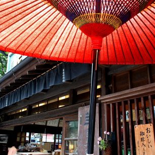 Červený slunečník je typickým znakem čajovny, Japonsko