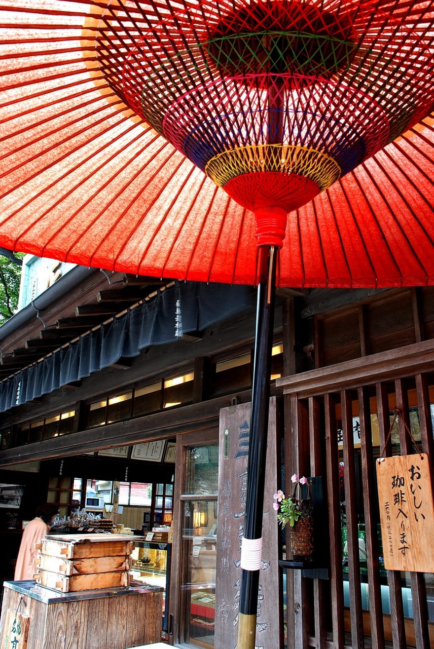 Červený slunečník je typickým znakem čajovny, Japonsko