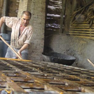 Villeta, Kolumbie. Výroba přírodního cukru probíhá v těžkých podmínkách a není doceněna. 