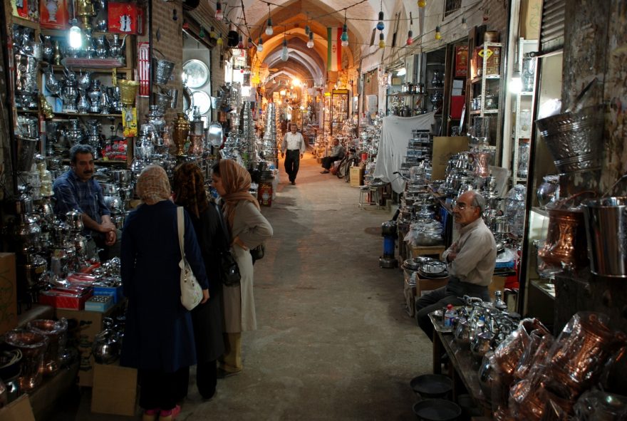 Bazaar Qeissarieh leží naproti Šáhově mešitě.