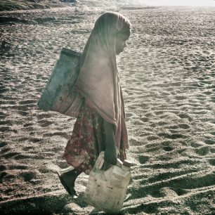 Jamshedpur, Indie, 2011. Děti často do školy nechodí, protože musejí doma pomáhat. 