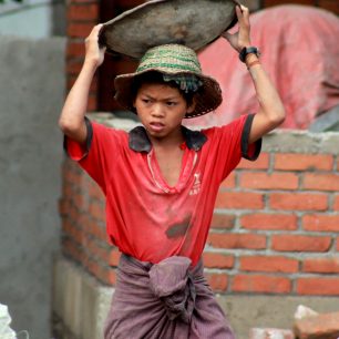 Myanmar. Stavba. Děti často místo školy musí pomáhat rodičům, kteří by bez jejich pomoci měli problémy se uživit. 