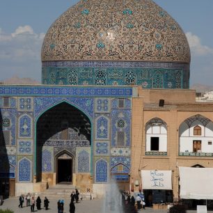 Dóm mešity šejcha Lotfallaha nestojí přímo za vchodem.