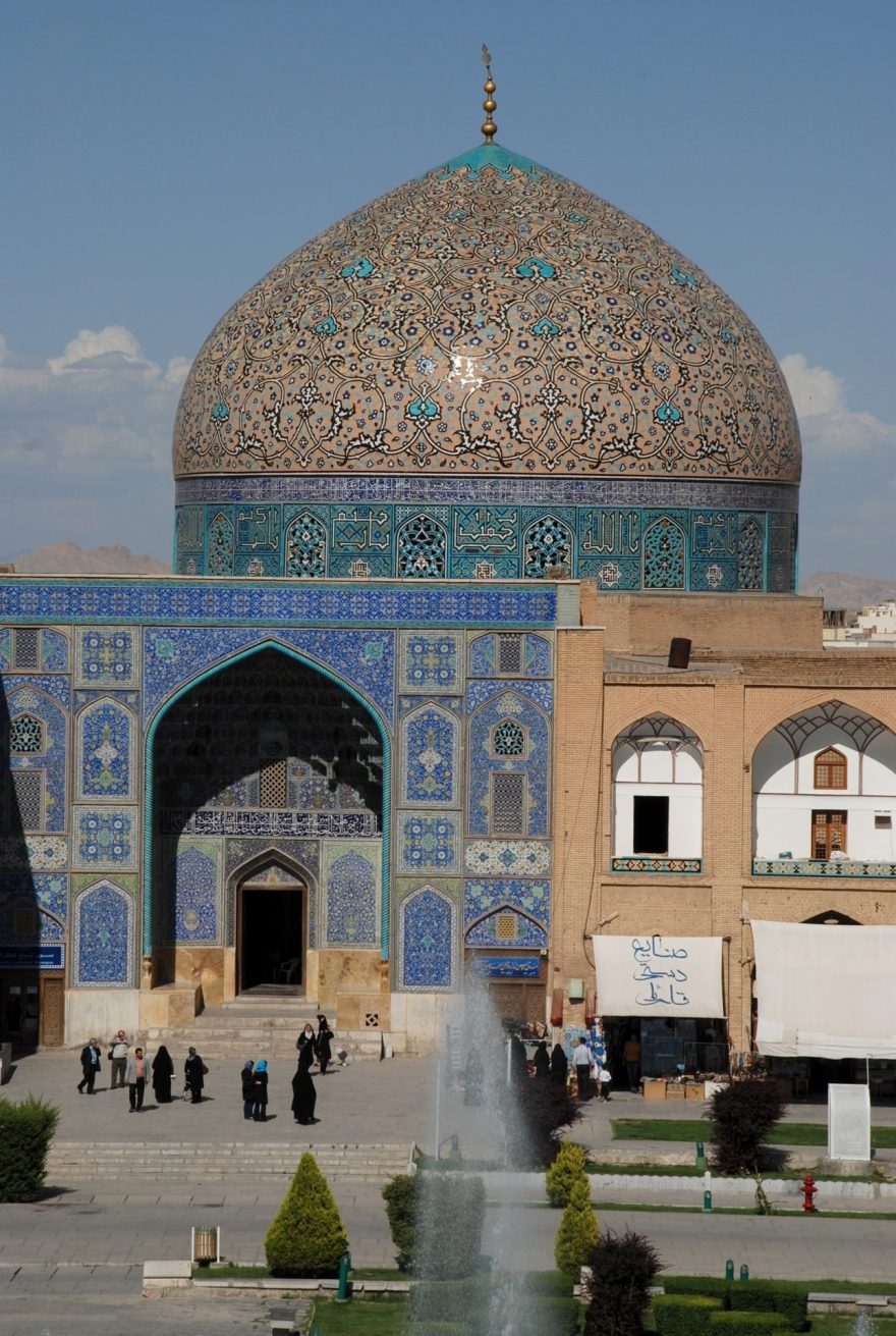 Dóm mešity šejcha Lotfallaha nestojí přímo za vchodem.