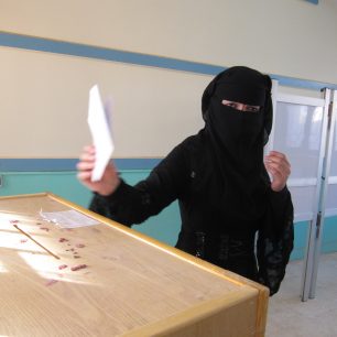 Egypt, Leden 2012. Beduínská žena volí v prvních parlamentních volbách po pádu Mubáraka. 