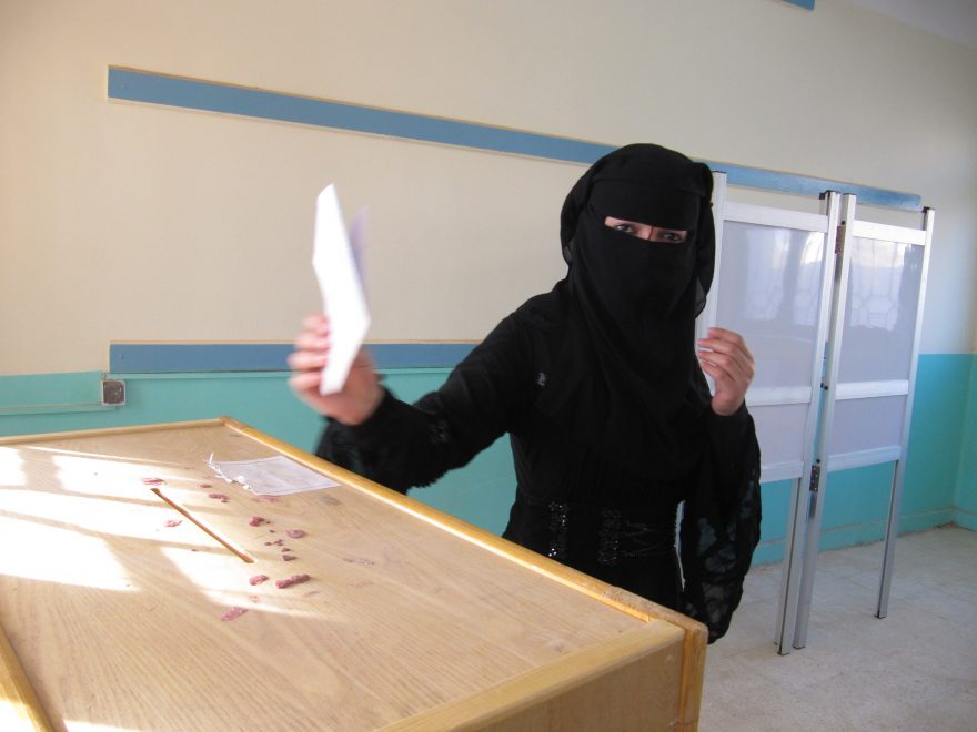 Egypt, Leden 2012. Beduínská žena volí v prvních parlamentních volbách po pádu Mubáraka. 