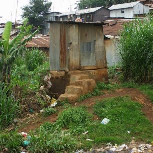 Nyeri, Keňa, 2010. Ve slumu připadá na 1 záchod připadne až 50 chýší! 
